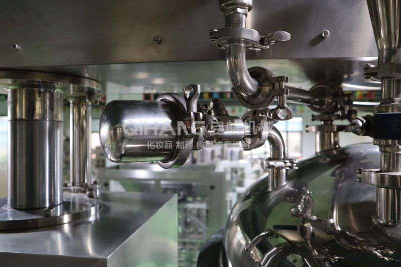 Machine de fabrication crème cosmétique Cosmétique de lotion de corps faisant à machine le contrôle électrique avec la plate-forme de fonctionnement