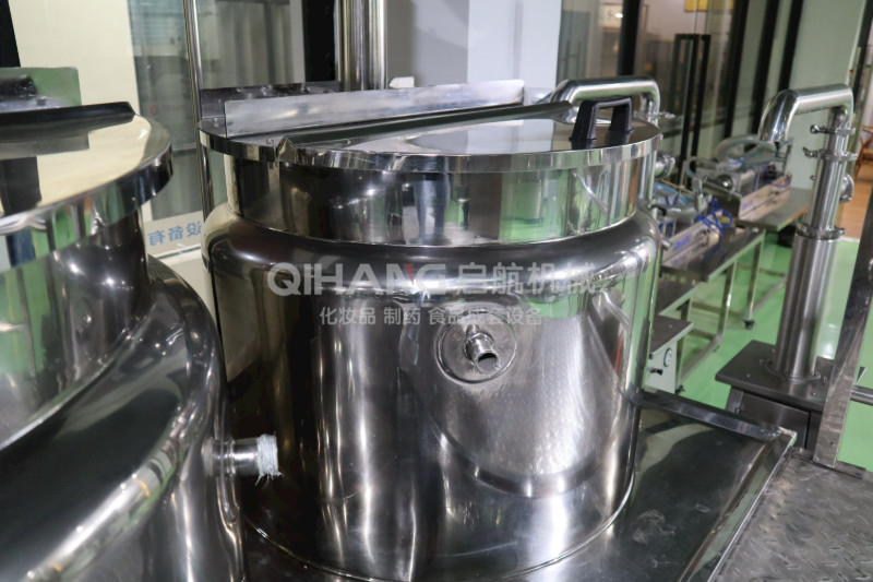 Machine de fabrication crème cosmétique Cosmétique de lotion de corps faisant à machine le contrôle électrique avec la plate-forme de fonctionnement